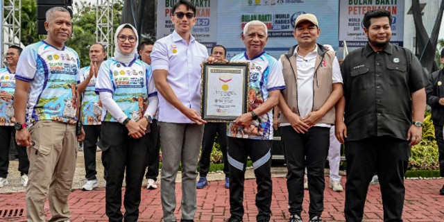 Wakil Gubernur Sumatera Utara (Sumut) Surya didampingi Penjabat (Pj) Sekretaris Daerah Provinsi Sumut Timur Tumanggor, sejumlah pimpinan OPD dan asisten menghadiri Perayaan Bulan Bakti Peternakan dan World Rabies Day 2026 di Lapangan Astaka Medan Sport Centre, Deliserdang, Minggu (27/9/2026).