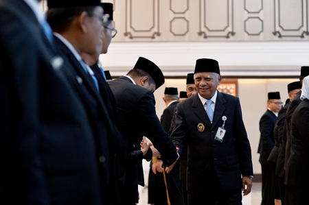 Wakil Gubernur Sumatera Utara (Sumut) Surya melantik dan mengambil sumpah jabatan sejumlah Pejabat Administrator dan Pejabat Pengawas pada lingkunang Pemerintah Daerah Provinsi Sumut di Aula Raja Inal Siregar Kantor Gubernur Sumut Jalan Diponegoro Kota Medan, Senin (5/10/2026). Foto/Diskominfo Sumut