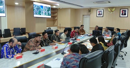 Pemerintah Kabupaten Deliserdang yang diwakili Asisten Pemerintahan dan Kesejahteraan Rakyat, Zainal Abidin Hutagalung, mengikuti rapat koordinasi pembahasan batas daerah antara Kabupaten Deliserdang dan Kabupaten Serdangbedagai (Sergai) yang difasilitasi Pemerintah Provinsi Sumatera Utara di Kantor Gubernur Sumatera Utara, Medan, Jumat (2/10/2026). Foto/Diskominfostan Deliserdang