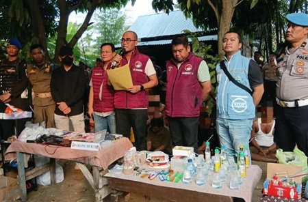 Direktorat Reserse Narkoba Polda Sumatera Utara bersama Badan Narkotika Nasional Provinsi (BNNP) Sumut, TNI, pemerintah daerah, dan personel gabungan menggerebek lokasi yang diduga menjadi sarang penyalahgunaan narkoba di bantaran Sungai Jalan M Yusuf Jintan, Desa Percut, Kecamatan Percut Sei Tuan, Kabupaten Deli Serdang, Minggu (11/10/2026).