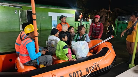 Tim Reaksi Cepat (TRC) BPBD Kota Medan melakukan evakuasi warga yang terdampak banjir beberapa waktu lalu.